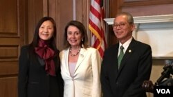 美国众议院议长佩洛西（中）在《台湾关系法》40周年酒会与台湾驻美代表高硕泰夫妇合影（美国之音锺辰芳拍摄）