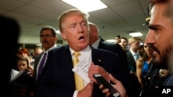 美国共和党总统参选人、亿万富翁川普（戴黄色领带者，2015年9月17日）