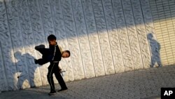 Çin Xalq Azadlıq Ordusu Pekində Nigeriya prezidenti Muhammadu Buharini qarşılama mərasiminə hazırlaşır.&nbsp;<br />
&nbsp;
<h1 lang="az">&nbsp;</h1>
