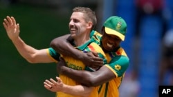 জয়ের আনন্দঃ দক্ষিণ আফ্রিকার কাগিসো রাবাদা (ডানে) আর আনরিখ নরটিয়া। ফটোঃ ১৯ জুন, ২০২৪। 