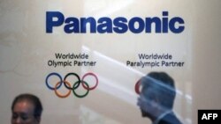 ​ສັນ​ຍ​າ​ລັກ​ຂອງບ​ໍ​ລິ​ສັດ ພາ​ນາ​ໂຊ​ນິກ ຂອງ ຍີ່​ປຸ່ນ ແລະ ວົງ​ແຫວນ​ກິ​ລາ​ໂອ​ລິມ​ປິກ ແມ່ນ​ສາ​ມາດ​ເຫັນ​ໄດ້​ຢູ່​ຫ້ອງວາງ​ສະ​ແດງ​ຂອງ​ບໍ​ລິ​ສັດ​ໃນ​ນະ​ຄອນຫຼວງ ໂຕ​ກຽວ, 31 ຕຸ​ລາ 2017.