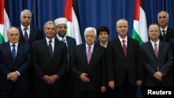 마흐무드 압바스 팔레스타인 대통령(가운데)이 2일 요르단강 서안 라말라에서 통합정부 출범을 발표했다. 새 정부 장관들이 출범식에 참석했다.