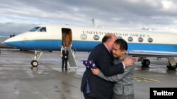  美国驻瑞士大使麦克马伦（Edward McMullen)12月7日在苏黎世机场迎接被伊朗释放的王夕越。