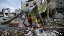 呆在废墟上的巴勒斯坦人