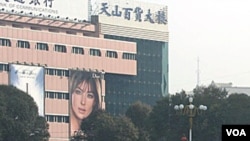 Militer Tiongkok di Provinsi Xinjiang. Pemerintah AS mengkritik pelanggaran HAM oleh Beijing, termasuk di wilayah muslim Uighur, provinsi Xinjiang.