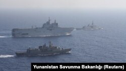 چەند کەشتیەکی هێزی دەریایی فەڕەنسا و یۆنان لە دەریای ناوەڕاست