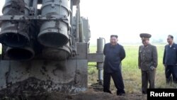북한 김정은 국무위원장이 10일 초대형 방사포 시험사격을 현지 지도했다고 북한관영 '조선중앙통신'이 보도했다. 공개된 사진에는 이동식 발사차량에 탑재된 발사관 4개 중 3개의 후면 뚜껑이 열려있다.