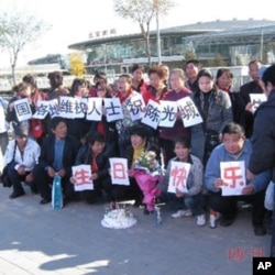 去临沂44访民今早6点到达北京南站合影