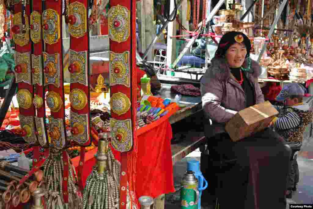 Seorang penjual menunggu pembeli di sebuah pasar dekat Jalan Barkhor di ibukota Tibet, Lhasa, (foto dikirim oleh pembaca VOA Tongqi Huang / Tibet).