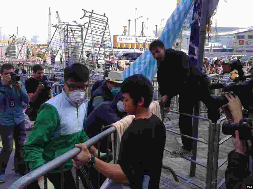 高等法院执达主任在金钟中信大厦展开清理障碍物行动（美国之音海彦拍摄）