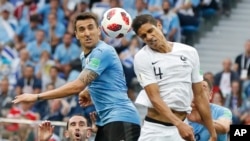 واران مدافع شماره ۴ تیم ملی فرانسه با پیراهن مثبت