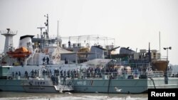 Wakimbizi wa Rohingya wakihamishwa kwa usafiri wa meli kwenda kisiwa cha Bhasan Char, Bangladesh, Disemba 4.