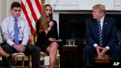 Jonathan Blank, étudiant au lycée de Marjory Stoneman Douglas, Julia Cordover, présidente des lycéens et le président des Etats-Unis Donald Trump, participe à une session d'écoute avec des lycéens et des enseignants à Washington, le 21 février 2018.
