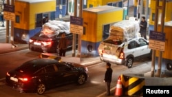 South Korean vehicles return from the inter-Korean Kaesong Industrial Complex in North Korea to the Customs, Immigration and Quarantine office in the South, just south of the demilitarized zone separating the two Koreas in Paju, north of Seoul, Apr. 30, 2013.