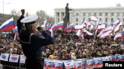 俄罗斯黑海舰队歌舞团成员在克里米亚的支持俄罗斯大会上歌唱