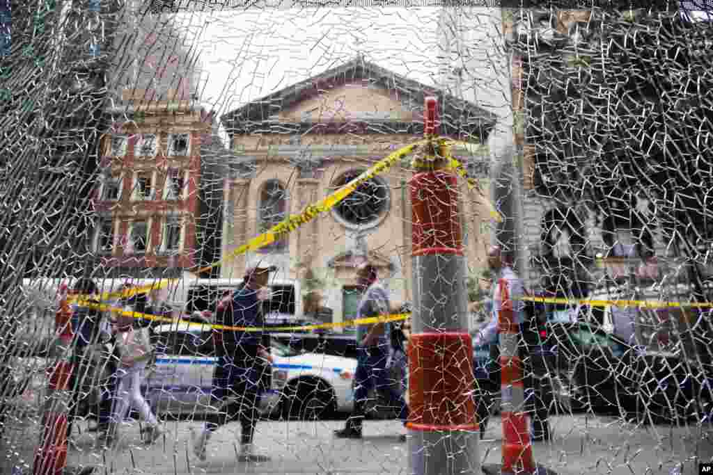 Kaca depan sebuah toko di kawasan Manhattan, New York tampak retak-retak setelah terkena pecahan bom yang meledak Sabtu (17/9) malam.