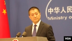 中国外交部新闻司司长兼发言人陆慷在外交部例行记者会上（2015年6月15日，美国之音东方拍摄）