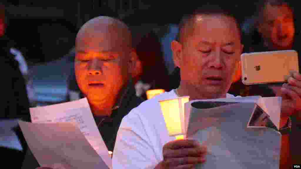 歌声祭奠亡灵（美国之音国符拍摄）