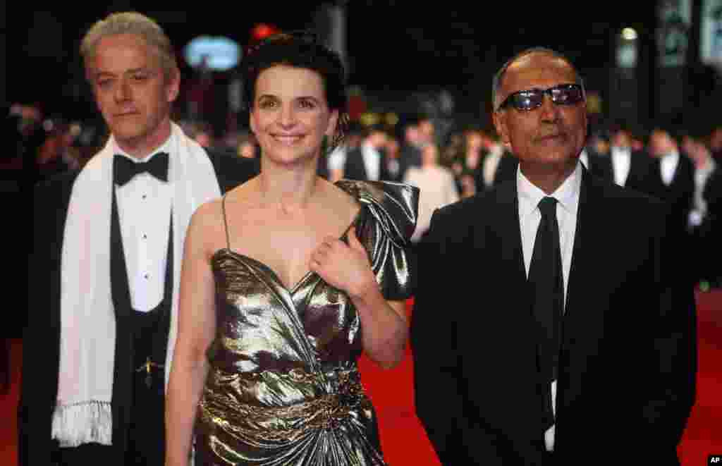 عباس کیارستمی،&nbsp; ژولیت بینوش و ویلیام شیمل، بازیگر در سال ۲۰۱۰.