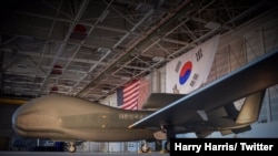 지난 4월, 해리 해리스 주한 미국 대사가 트위터에 올린 ‘대한민국공군’ 글자가 적힌 무인정찰기 ‘글로벌호크’ 1기 사진