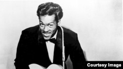 Chuck Berry fez 90 anos e "está aí para as curvas"