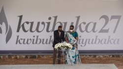 Rais wa Rwanda Paul Kagame (kushoto) na mkewe Jeannette Kagame (Kulia) wakitoa heshima zao kuadhimisha kumbukumbu ya miaka 27 ya mauaji ya kimbari ya mwaka 1994 dhidi ya Watutsi, Kigali, Rwanda, Aprili 7, 2021. (Photo by