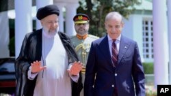 ပါကစ္စတန်၀န်ကြီးချုပ်အိမ်တော်မှာ အီရန်သမ္မတ Ebrahim Raisi (ဘယ်) ကိုနိုင်ငံတော်အခမ်းအနားနဲ့ ကြိုဆိုခဲ့တဲ့ ပါကစ္စတန်၀န်ကြီးချုပ် Shehbaz Sharif နဲ့အတူတွေ့ရစဥ် (ဧပြီလ ၂၂) 