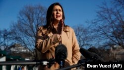 白宫发言人桑德斯2019年2月5日在白宫外回答记者问题。