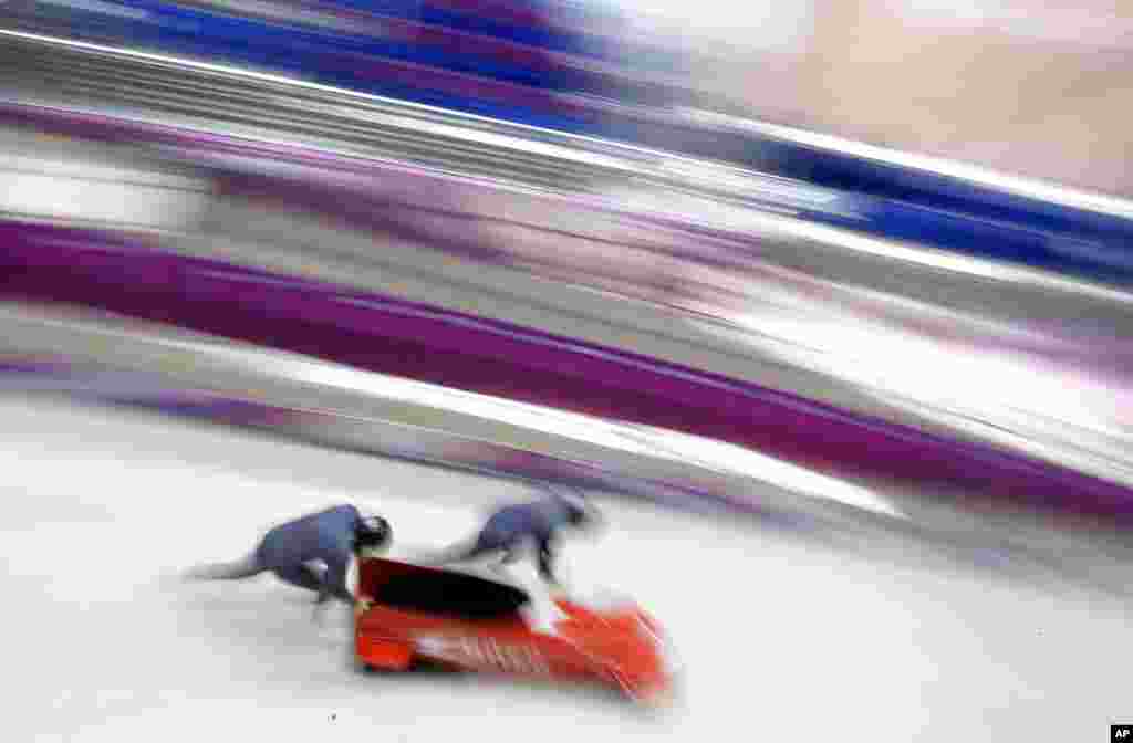 Tim dua orang dari Monaco MON-1 yang dikendarai oleh Patrice Servelle, mulai berlari daam sesi latihan untuk nomor pertandingan bobsled ganda putra Olimpiade Musim Dingin 2014 (14/2).