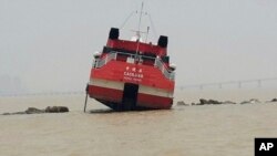 Sebuah kapal feri menuju Macau menabrak tanggul laut, Jumat 13 Juni, 2014. Sedikitnya 50 cedera dan telah dilarikan ke rumah sakit. 