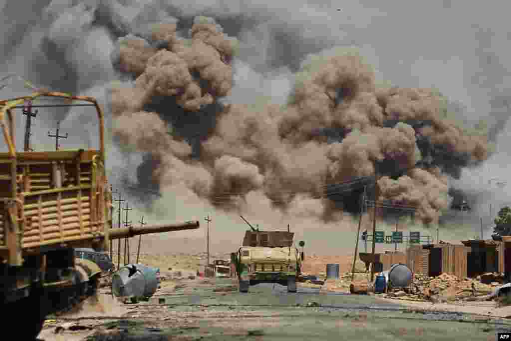 ទិដ្ឋភាព​ផ្សែង​ដ៏​ក្រាស់​ដោយសារ​ការ​វាយប្រហារ​របស់​កងកម្លាំង​អ៊ីរ៉ាក់​នៅ​ក្នុង​ភូមិ​ Al-Ayadieh ដែល​ជា​ភូមិ​ចុងក្រោយ​ក្នុង​ប្រតិបត្តិការ​កាន់កាប់​ក្រុងដោយ​ក្រុម​រដ្ឋ​ឥស្លាម​កាលពី​ថ្ងៃទី​២៩ សីហា ២០១៧។ &nbsp;