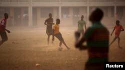 Des enfants jouent au football dans une cour de recréation à Bangui, Centrafrique, le 14 février 2016. 