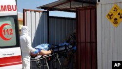 2017年4月4日，土耳其专家转运在叙利亚伊德利卜城疑似化武袭击中的受害者。