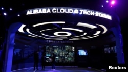 参观者在一个介绍阿里巴巴云服务的展台内（资料图）