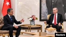 آنتونی بلینکن، وزیر خارجه آمریکا با رجب طیب اردوغان در فروگاهی در آنکارا دیدار و گفت‌و‌گو کردو ۲۲ آذر ۱۴۰۳