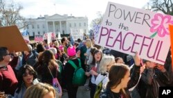 游行队伍经过白宫