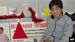 一年前冯正虎即将结束空港露宿准备回国