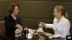 Perdana Menteri Australia Julia Gillard (kiri) menjamu Menteri Luar Negeri Amerika, Hillary Clinton di Perth, Australia (13/11).