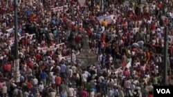 Polisi bentrok dengan ribuan demonstran di Athena, Rabu (26/9).
