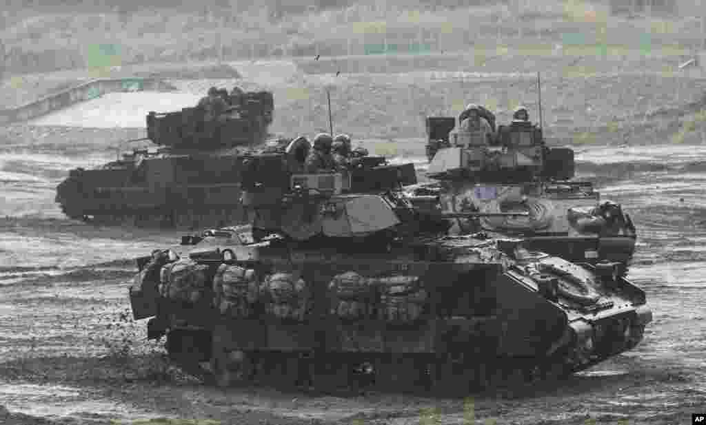 2013年4月25日，参加在靠近朝鲜的韩国坡州举行的军事演习的美军装甲车。