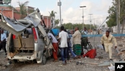 Seorang polisi Somalia memeriksa puing di luar Hotel Sahafi di Mogadishu, Somalia, 1 November 2015.