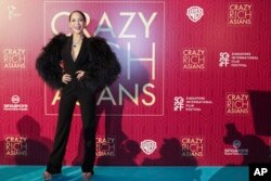 新加坡华人女星谢宛谕（Fiona Xie）在电影《疯狂亚洲富豪》放映会上走红毯（2018年8月21日）。