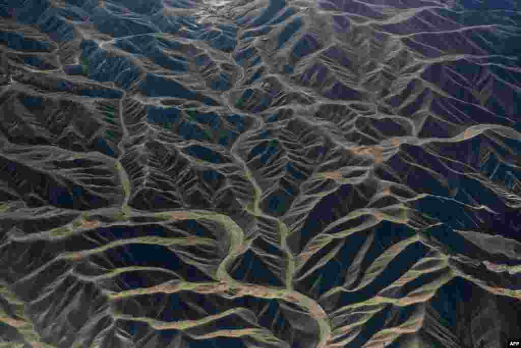 Foto udara sungai-sungai kering di kawasan perbukitan di Afghanistan timur.