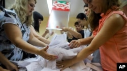 فعالان ناظر بر انتخابات در گزارشی گفتند که شکایاتی مربوط به تخلف و بی نظمی دست‌کم در ۲۴ درصد از حوزه‌ها ثبت شده است