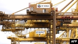 澳大利亚最大的集装箱码头营运商之一DP World在悉尼港的起吊装卸设备。（法新社2023年11月13日）