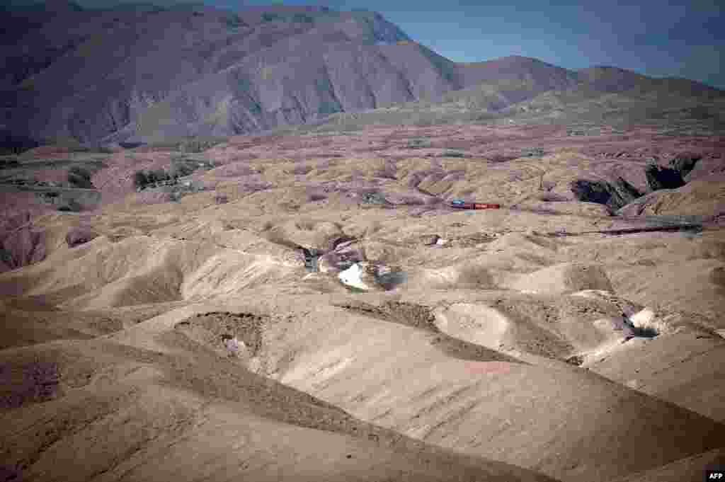 Kereta api Arica-La Paz, yang menghubungkan Chile dan Bolivia, melaju di kawasan gurun pasir di Arica, 2.000 sebelah utara Santiago, Chile.