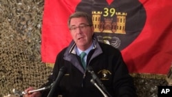 애슈턴 카터 미국 국방장관이 11일 이라크 모술 남부 카야라 공군기지에서 기자회견을 하고 있다.