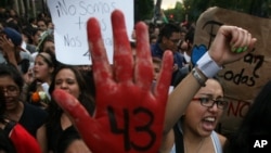 Para mahasiswa Meksiko melakukan unjuk rasa atas hilangnya 43 mahasiswa yang belum ditemukan hingga kini (22/10).