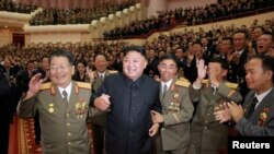 지난 2017년 북한이 수소탄시험 성공을 기념하기 위해 마련한 축하연에 김정은 국무위원장과 발사 관계자들이 참석했다.