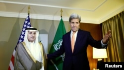 美国国务卿克里站在沙特外交大臣阿德尔旁（2016年5月2日）